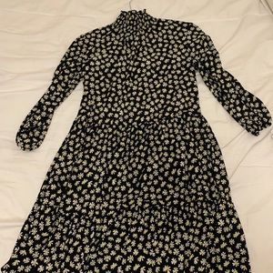 daisy printed turtle neck dress in a M